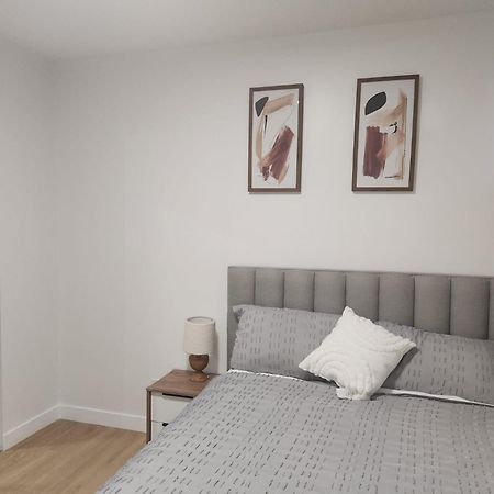 Brand New Deluxe 2 Bedroom Suite With Ac & Den カルガリー エクステリア 写真