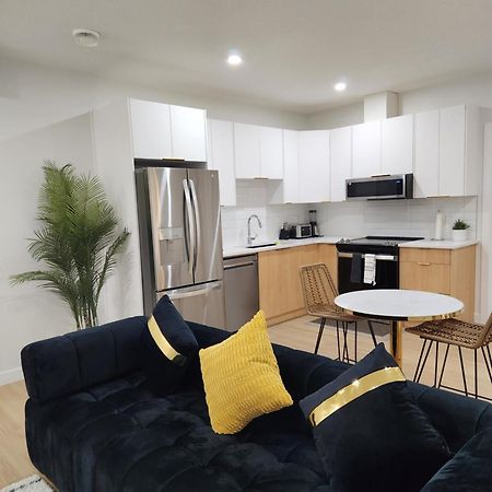 Brand New Deluxe 2 Bedroom Suite With Ac & Den カルガリー エクステリア 写真