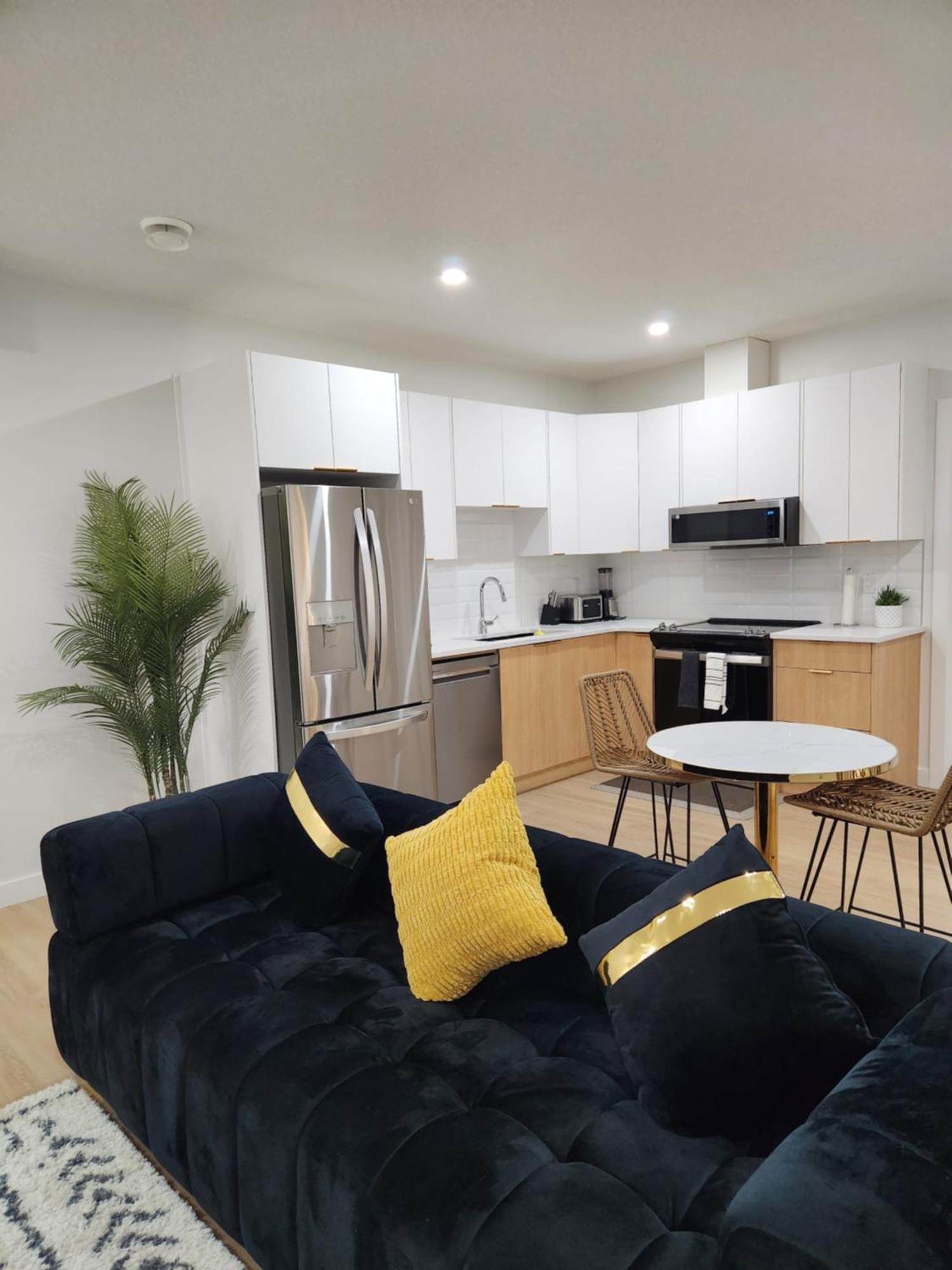 Brand New Deluxe 2 Bedroom Suite With Ac & Den カルガリー エクステリア 写真