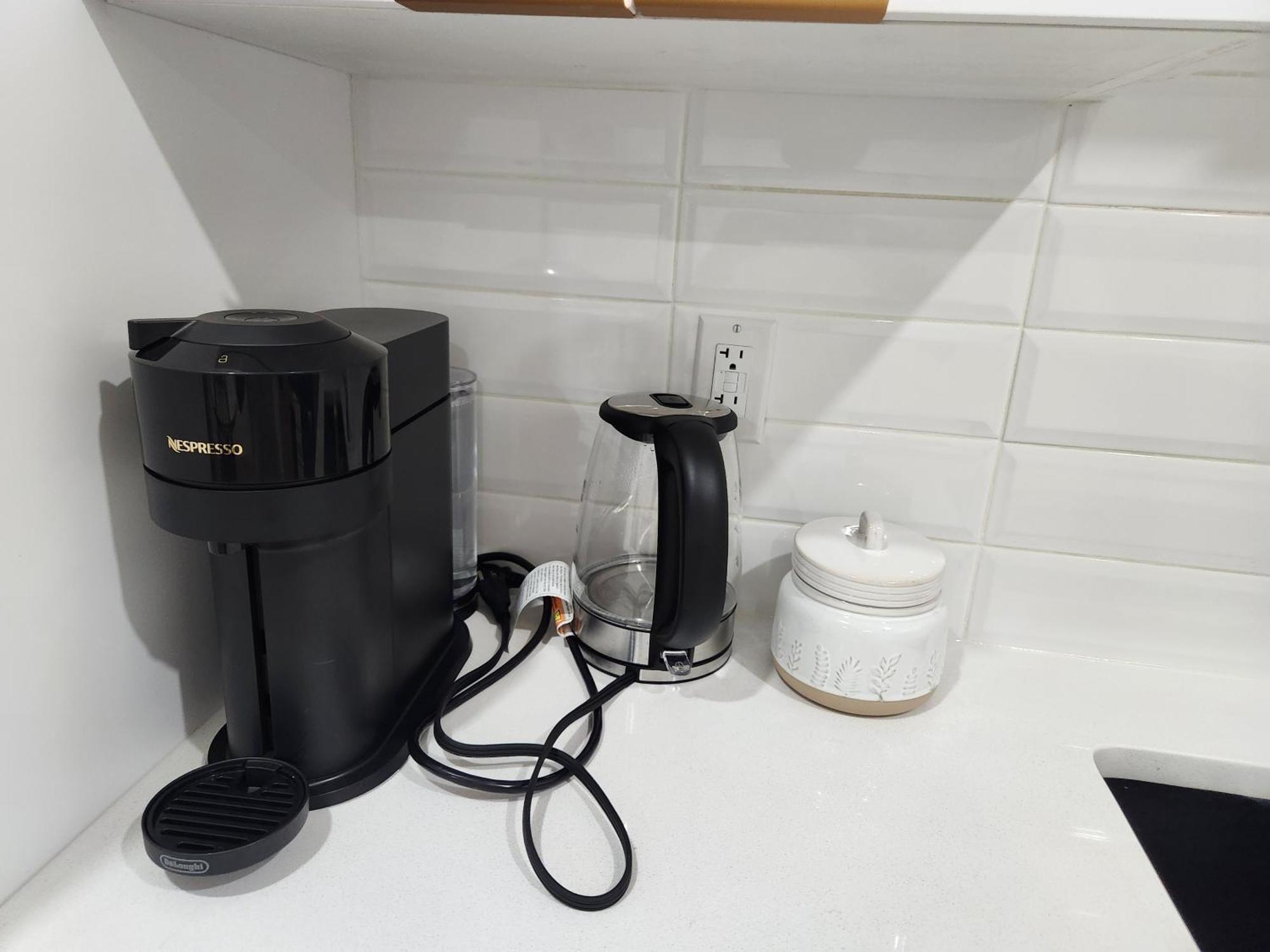 Brand New Deluxe 2 Bedroom Suite With Ac & Den カルガリー エクステリア 写真