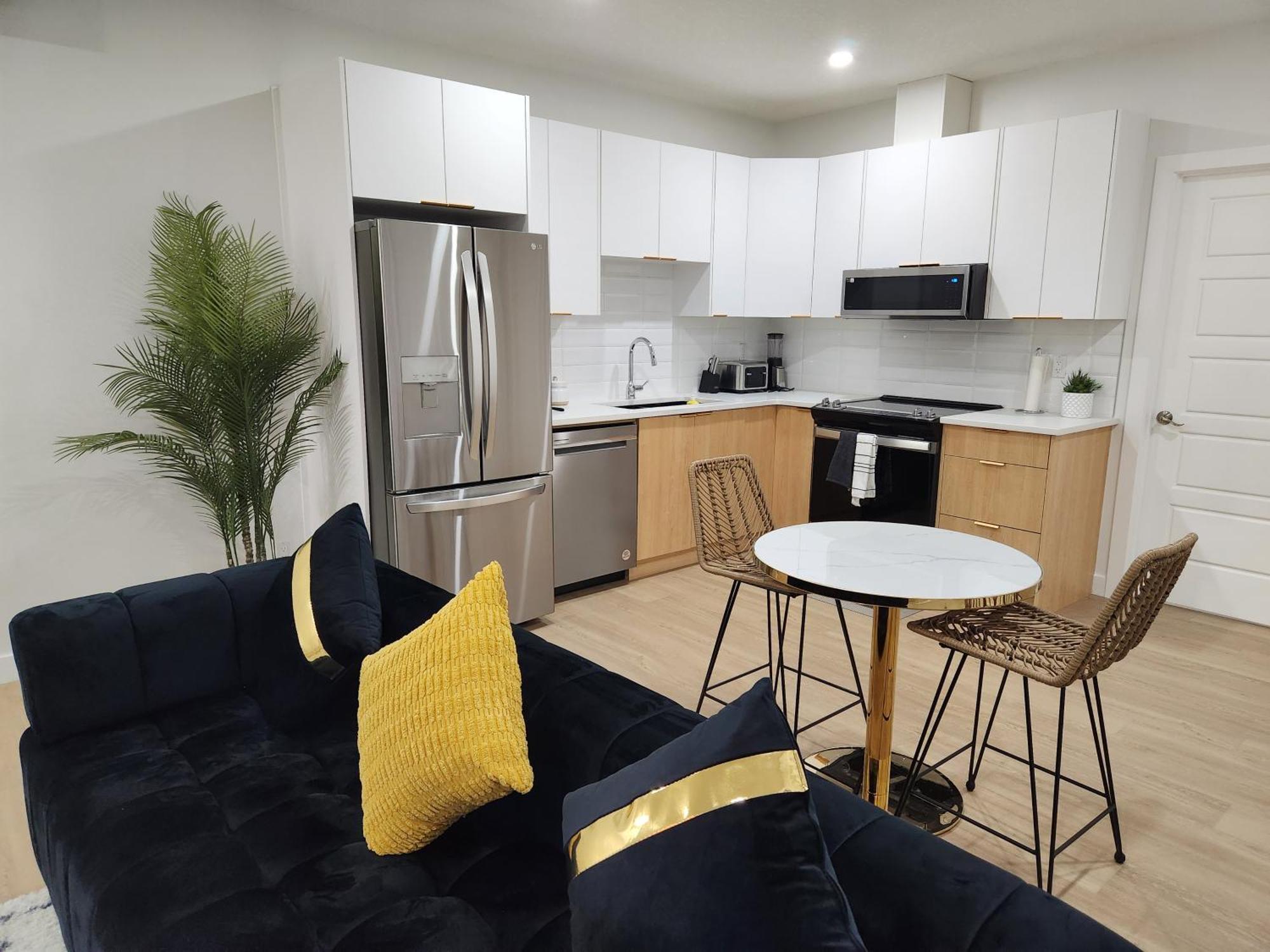 Brand New Deluxe 2 Bedroom Suite With Ac & Den カルガリー エクステリア 写真
